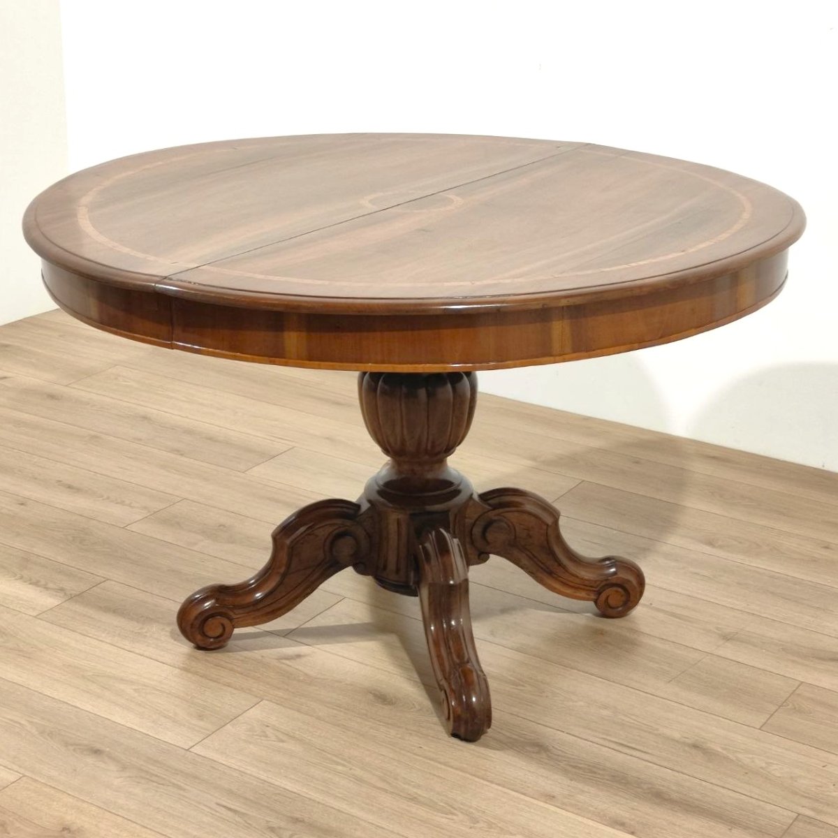 Table ronde extensible en noyer incrusté et sculpté, milieu du XIXe siècle.