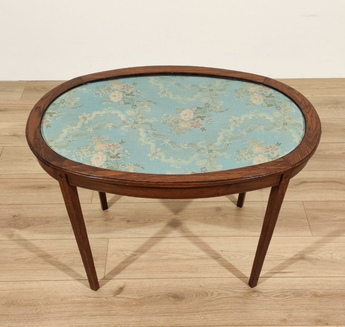Table ovale en châtaignier recouverte d'un tissu à motifs floraux, Italie, début du XXe siècle-photo-2