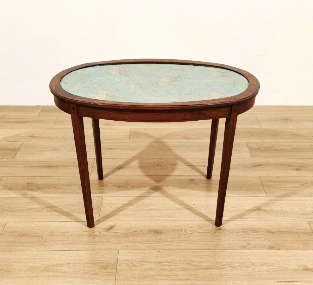 Table ovale en châtaignier recouverte d'un tissu à motifs floraux, Italie, début du XXe siècle-photo-3