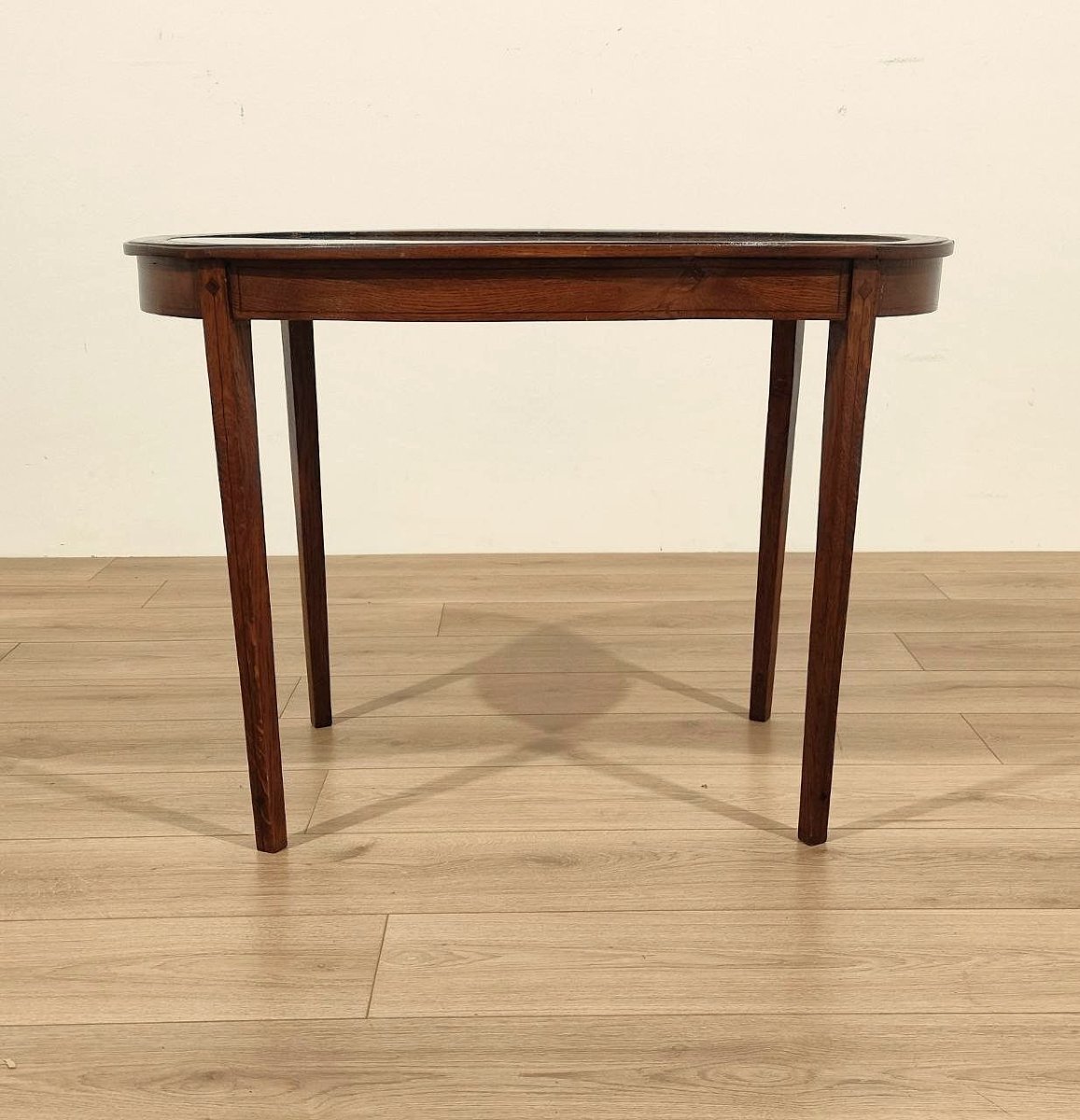 Table ovale en châtaignier recouverte d'un tissu à motifs floraux, Italie, début du XXe siècle-photo-4