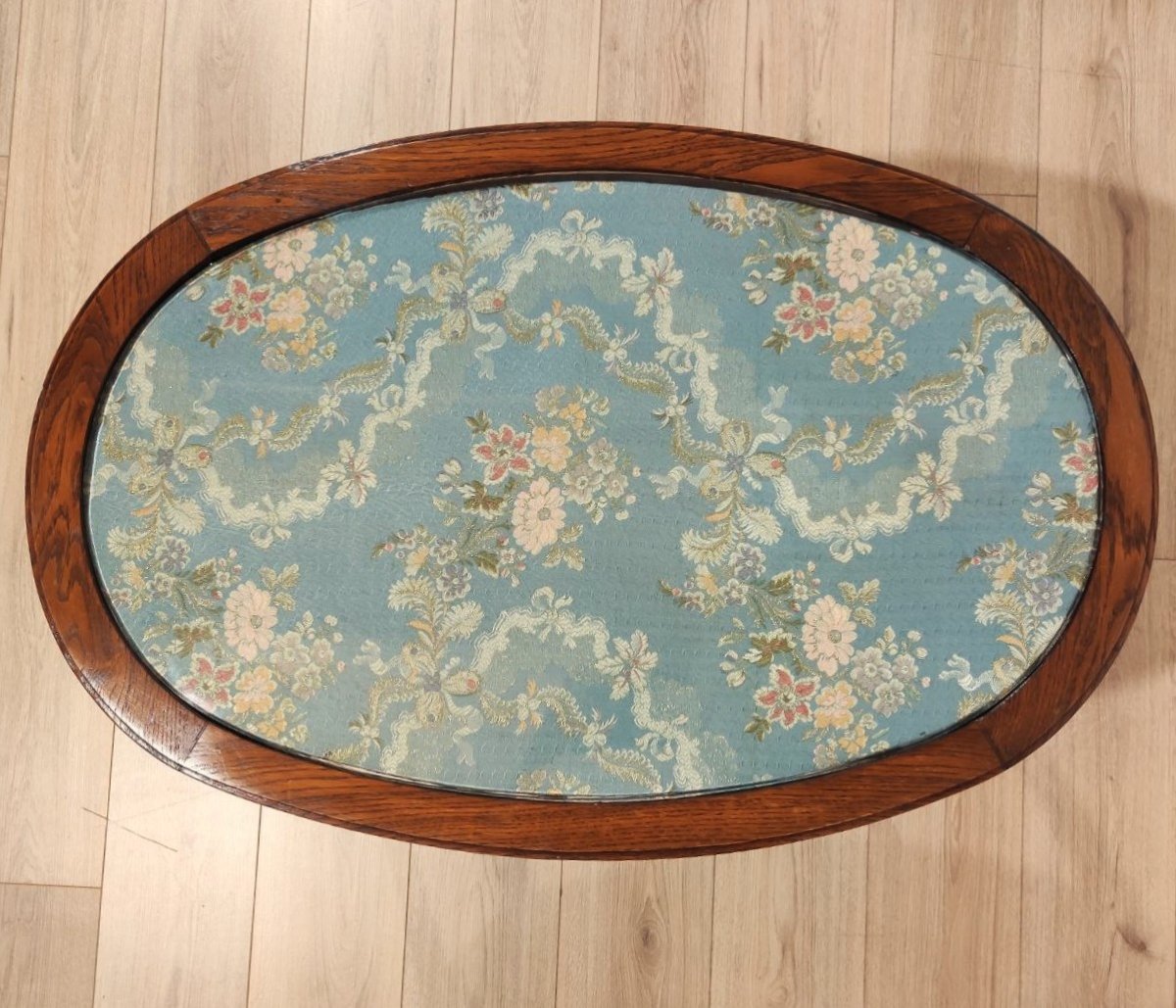 Table ovale en châtaignier recouverte d'un tissu à motifs floraux, Italie, début du XXe siècle-photo-2