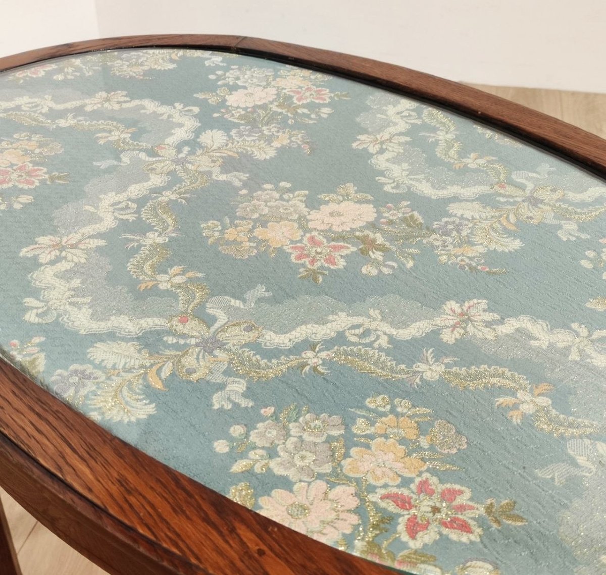 Table ovale en châtaignier recouverte d'un tissu à motifs floraux, Italie, début du XXe siècle-photo-3