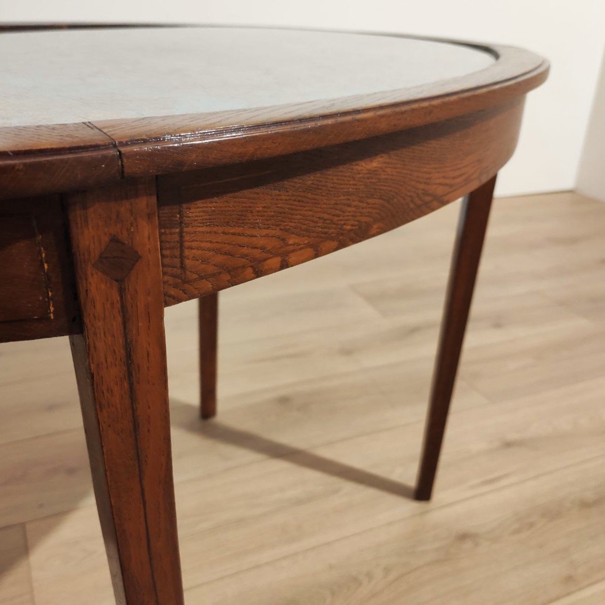 Table ovale en châtaignier recouverte d'un tissu à motifs floraux, Italie, début du XXe siècle-photo-4
