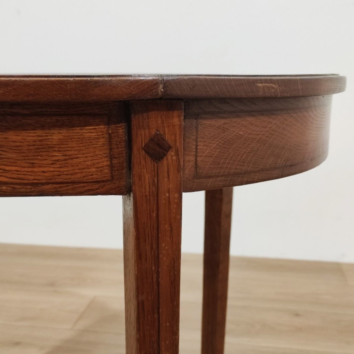 Table ovale en châtaignier recouverte d'un tissu à motifs floraux, Italie, début du XXe siècle-photo-5