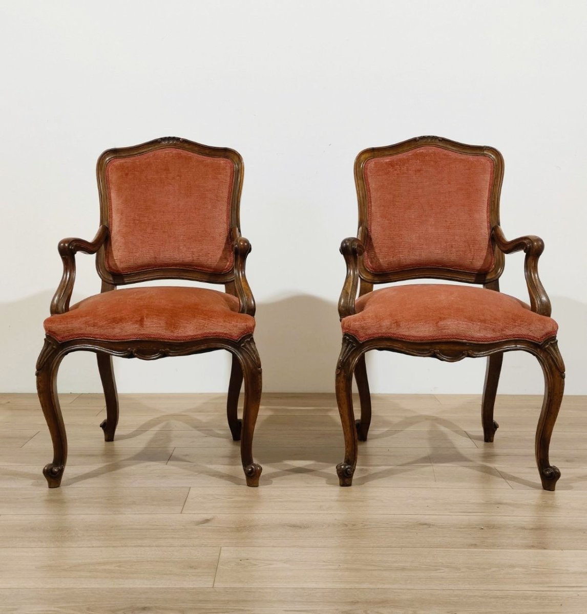 Paire de fauteuils en noyer de style Louis XV, XIXe siècle