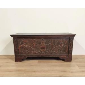 Coffre ancien en bois sculpté, début du 19ème siècle.