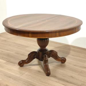 Table ronde extensible en noyer incrusté et sculpté, milieu du XIXe siècle.