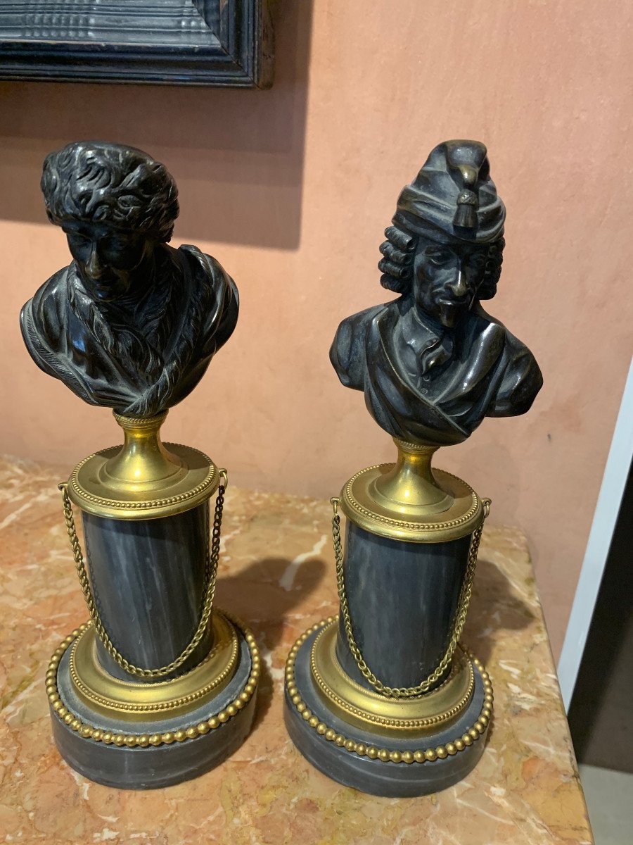 Belle Paire De Bronzes Representant Voltaire Et Rousseau Sur Pied En Marbre Gris