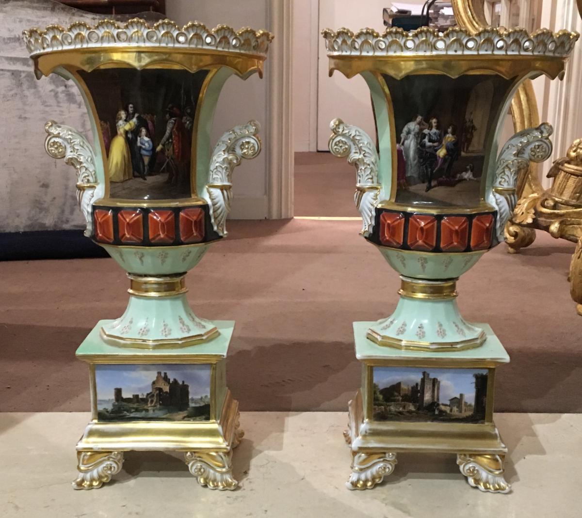 Une Paire De Vases Porcelaine Vieux Paris 
