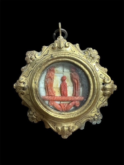 Sainte famille en corail Trapani XVIIIe siècle, à l'intérieur d'un cadre en cuivre en porte-à-f