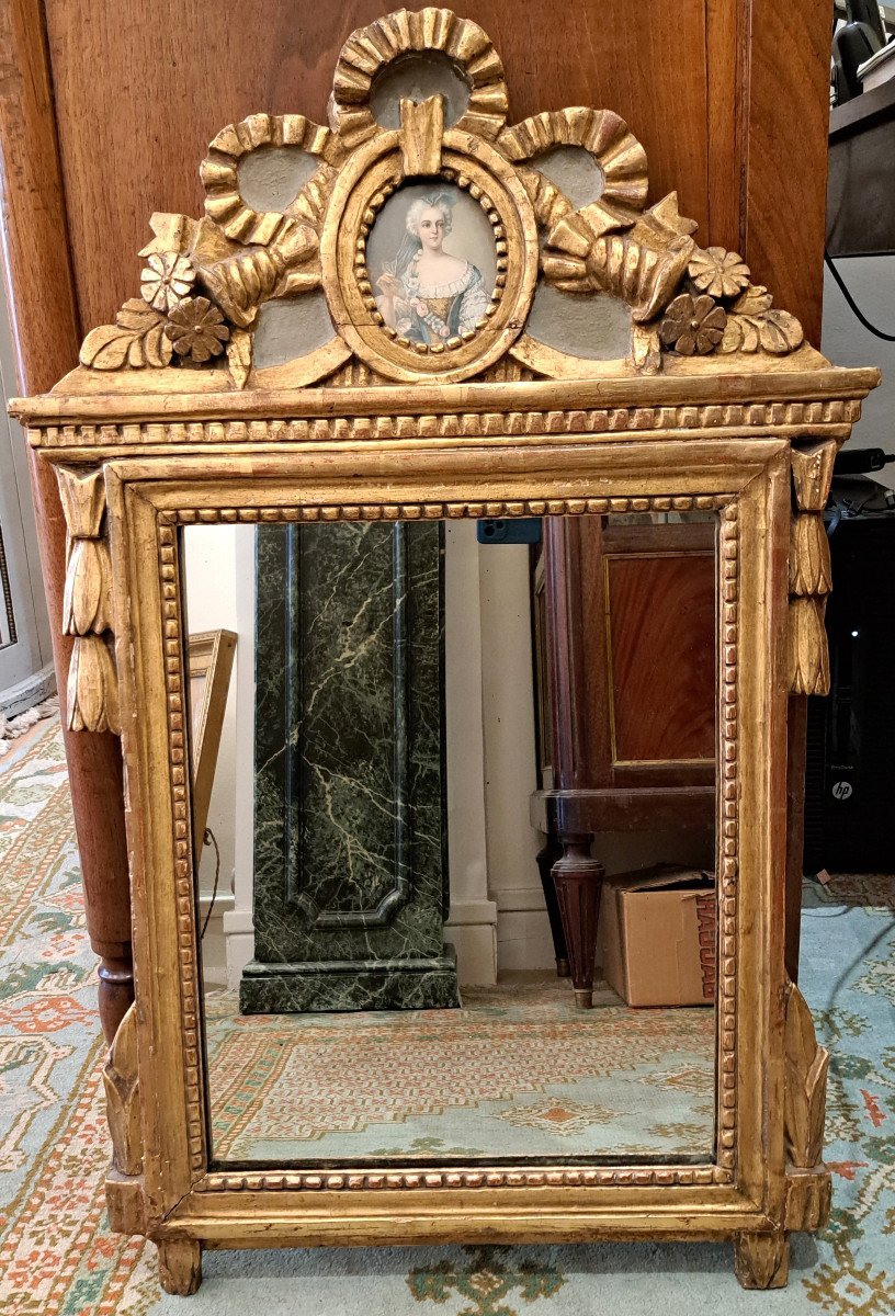 Miroir En Bois Doré Louis XVI à Décor D’une Jeune Femme En Médaillon