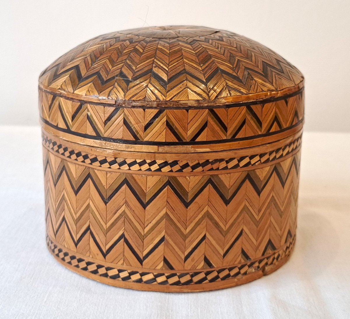 18th Century Large Round Box In Straw Marquetry -photo-4