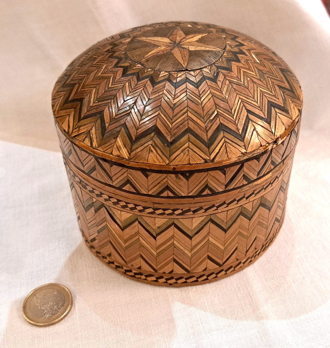 18th Century Large Round Box In Straw Marquetry -photo-2