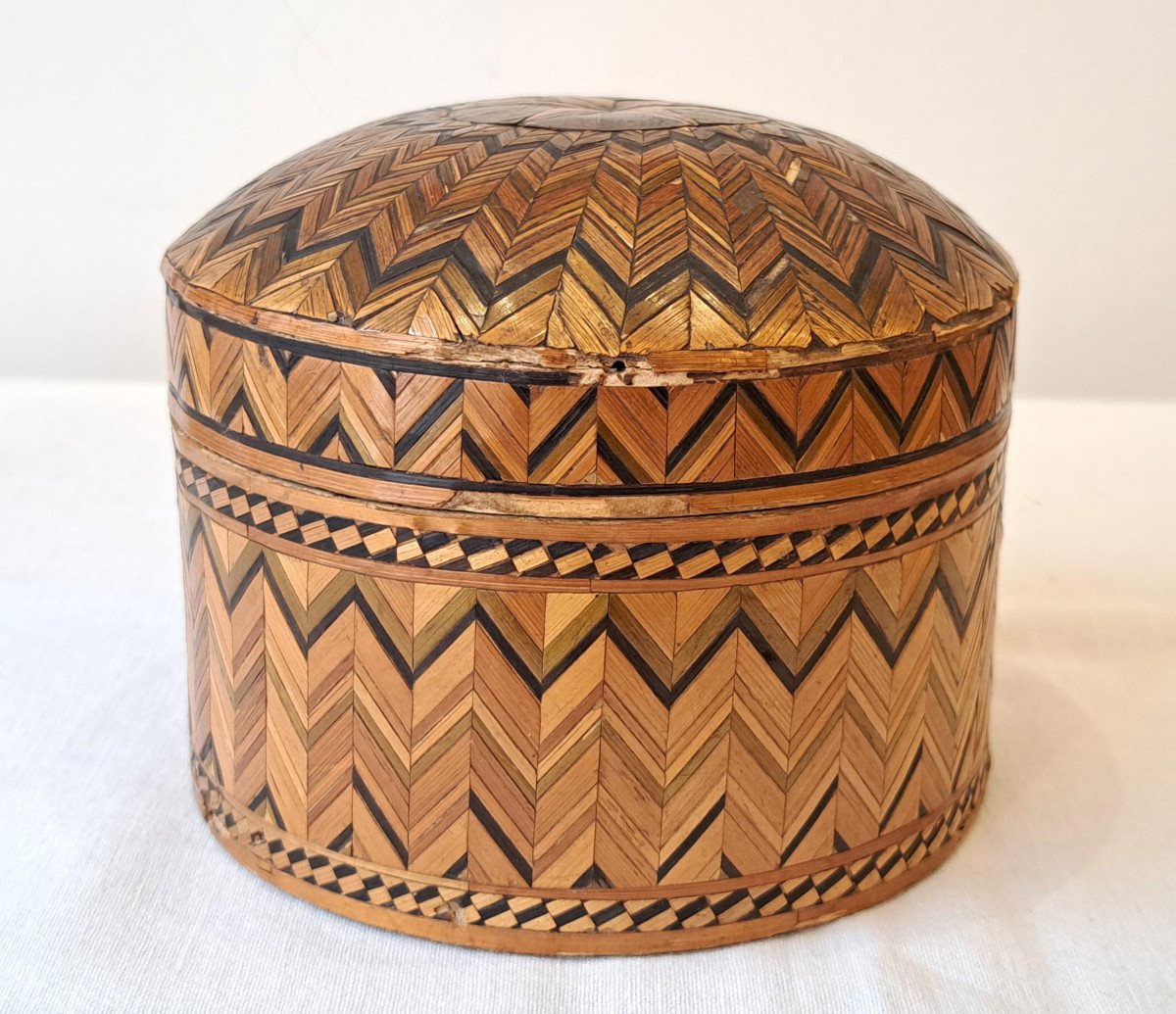 18th Century Large Round Box In Straw Marquetry -photo-1