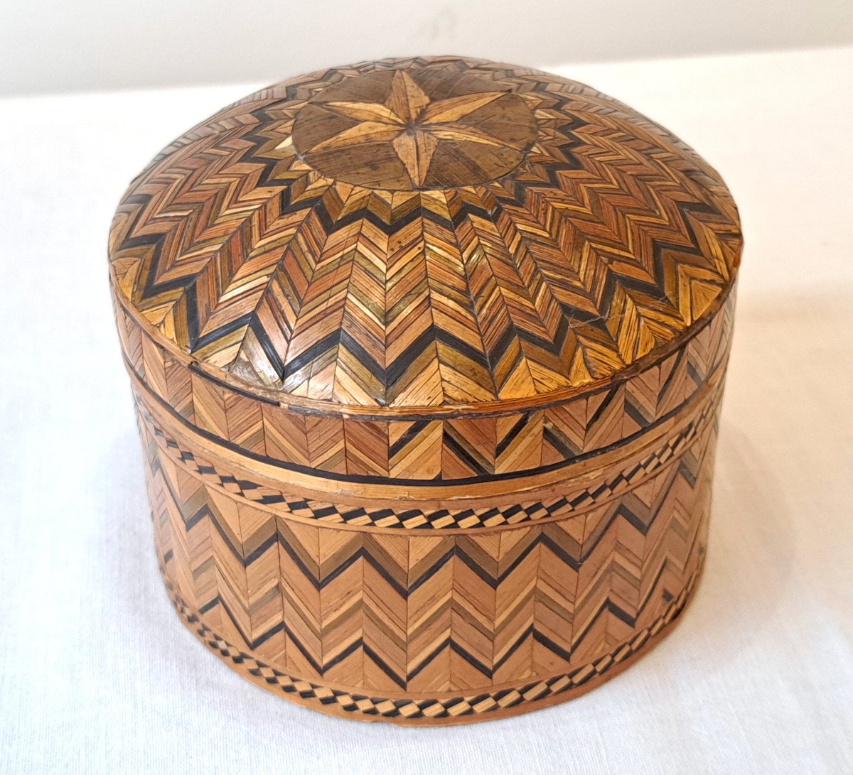 18th Century Large Round Box In Straw Marquetry 