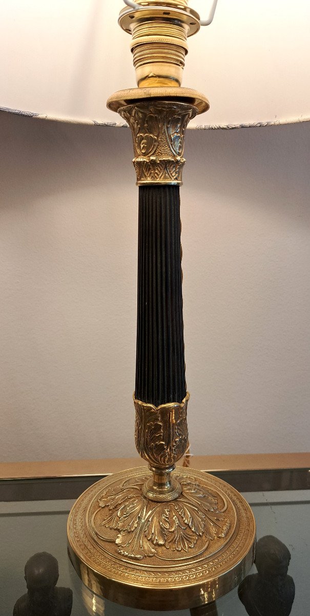 Paire De Bougeoirs en bronze patiné et doré d'époque Restauration montés en Lampes-photo-1