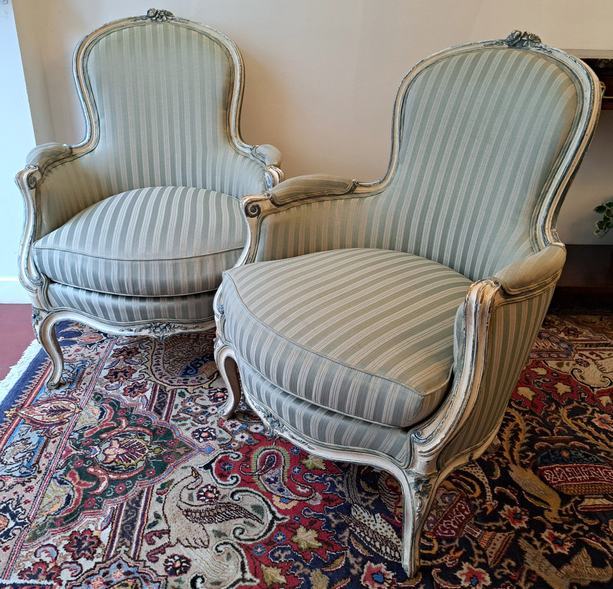 Paire De Fauteuils  Bergères En Bois peint Et Rechampi De Style Louis XV