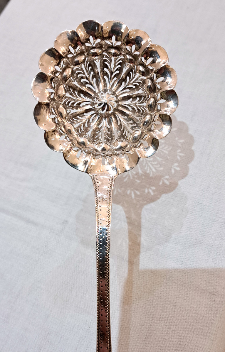 Cuillère à saupoudrer saupoudreuse en argent massif poinçon Vieillard