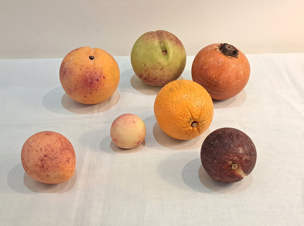 Série de 7 fruits en marbre peint