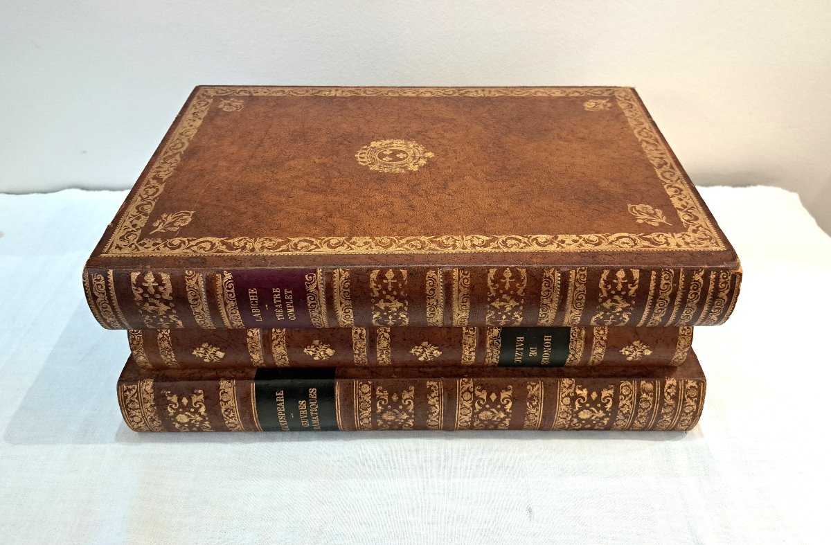 Liquor Cabinet Whiskey Glasses Trompe l'Oeil Stack Of Fake Books-photo-2