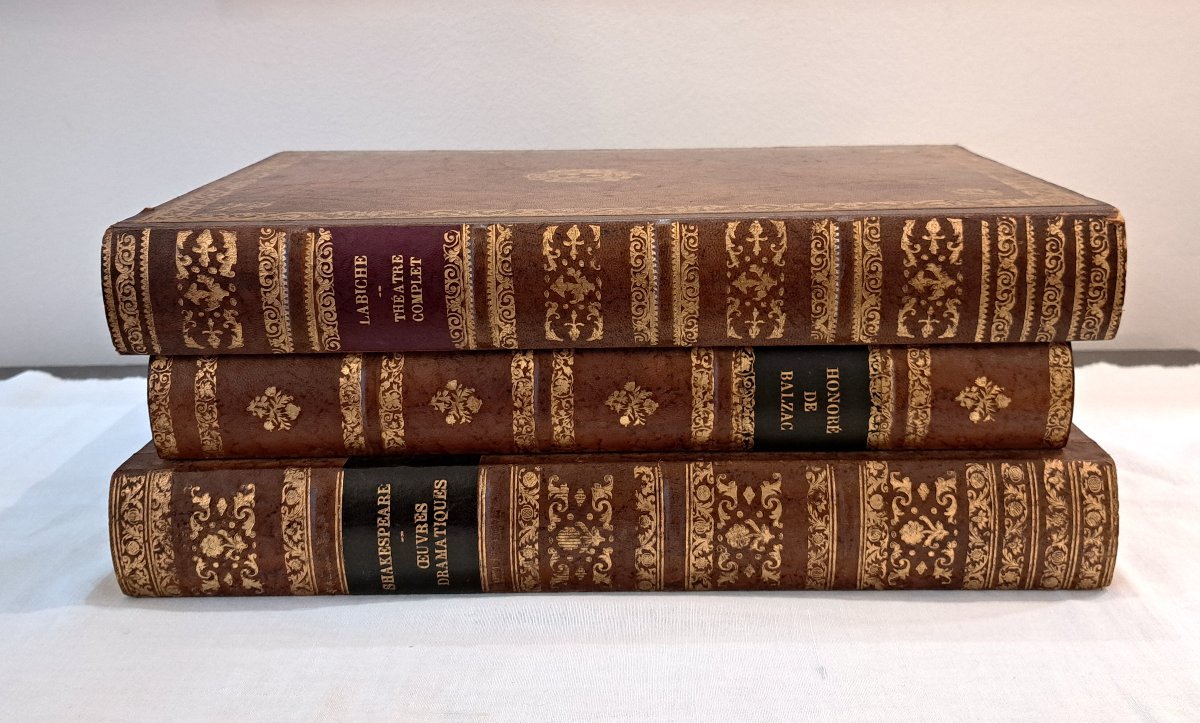 Liquor Cabinet Whiskey Glasses Trompe l'Oeil Stack Of Fake Books-photo-1