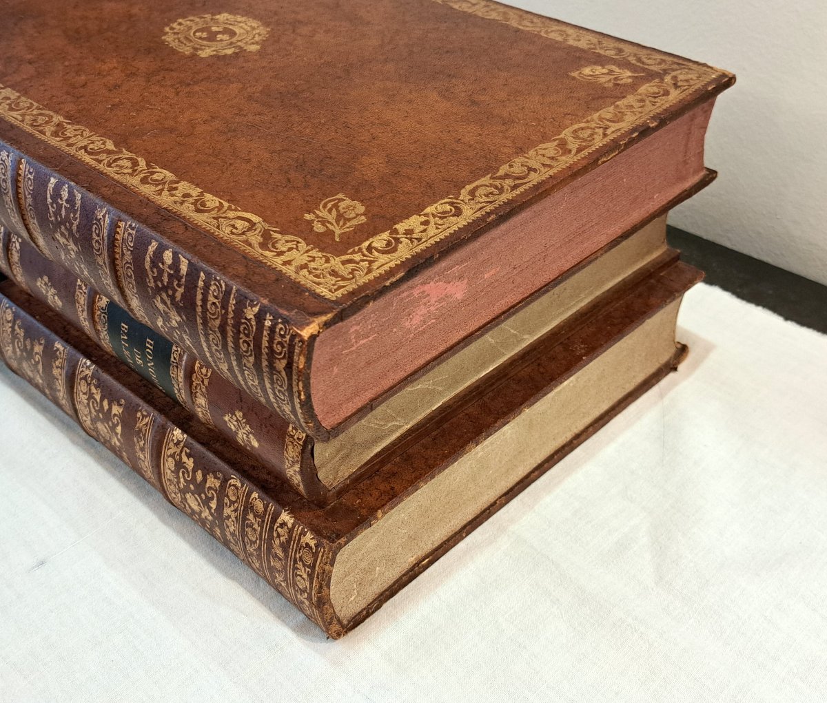 Liquor Cabinet Whiskey Glasses Trompe l'Oeil Stack Of Fake Books-photo-2