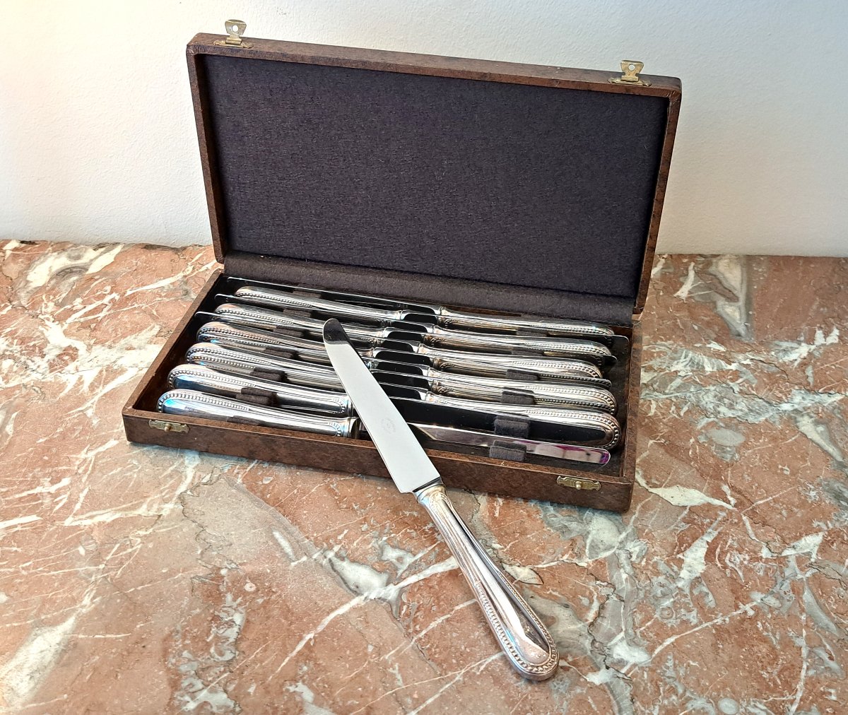 Série de 12 couteaux de table en métal argenté modèle perles Boulenger-photo-2