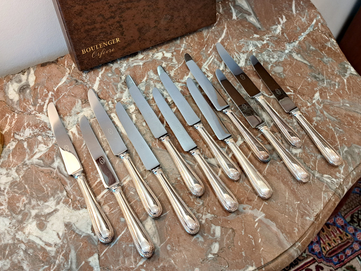 Série de 12 couteaux de table en métal argenté modèle perles Boulenger