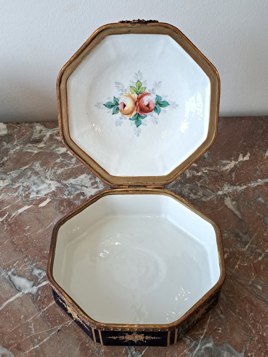 Bonbonnière Porcelain Box In The Sèvres Style-photo-3