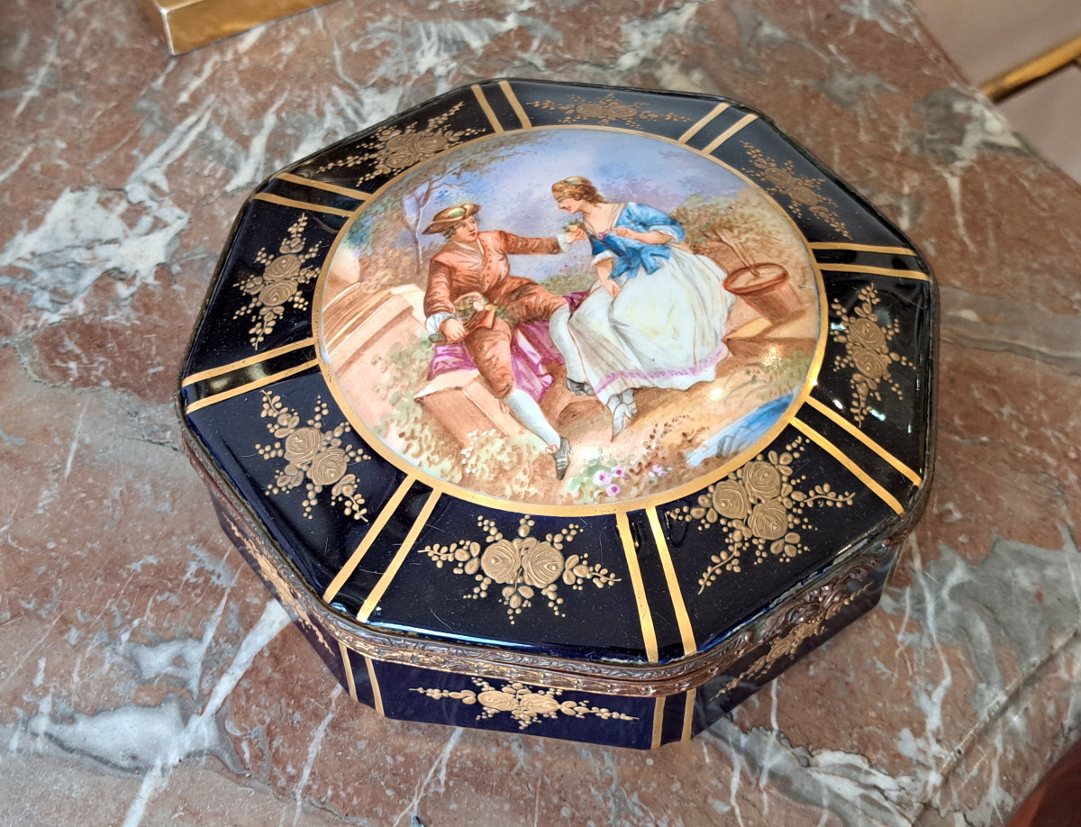 Bonbonnière Porcelain Box In The Sèvres Style