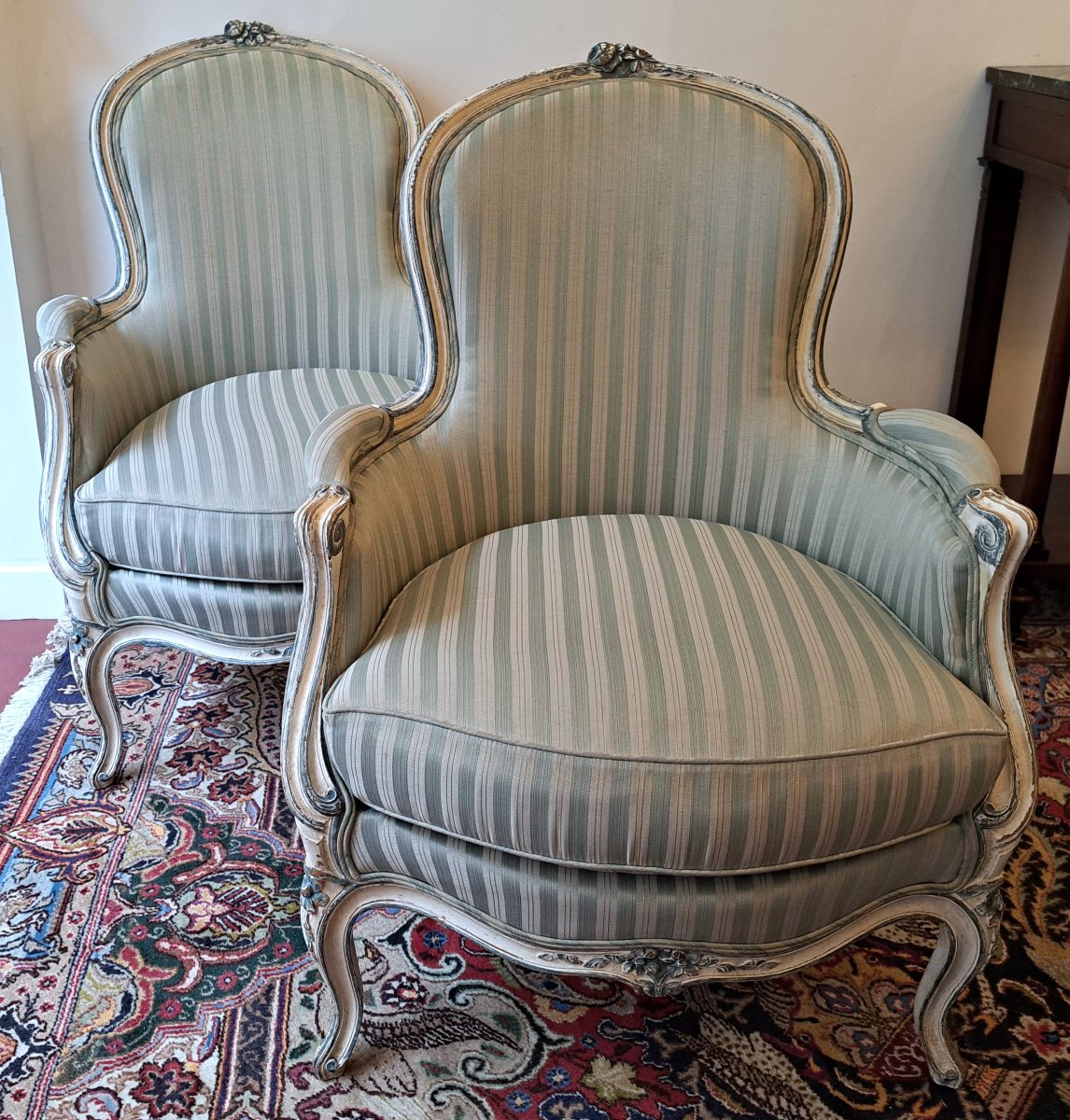 Paire de Bergères en bois peint de style Louis XV