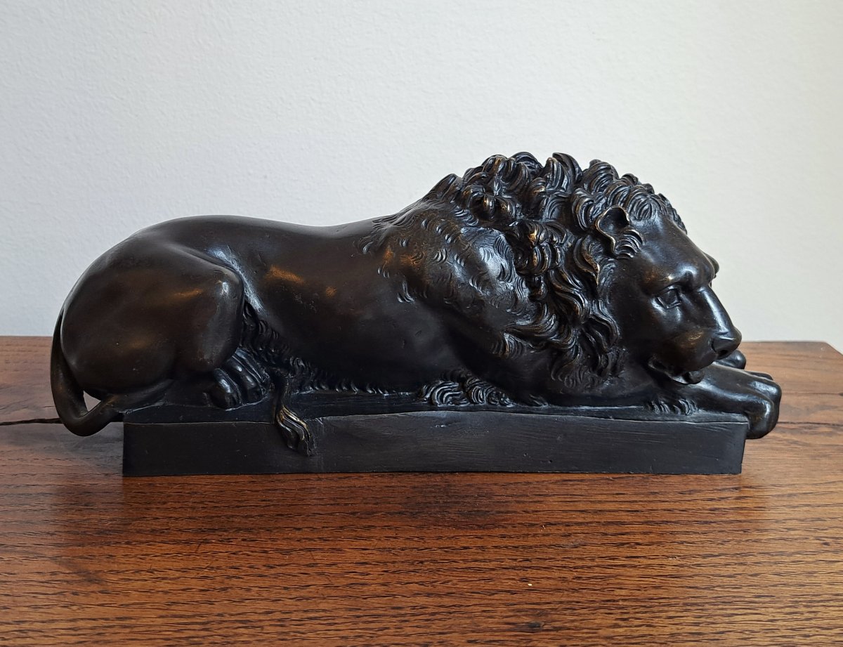 Lion couché en bronze d’après Antonio Canova