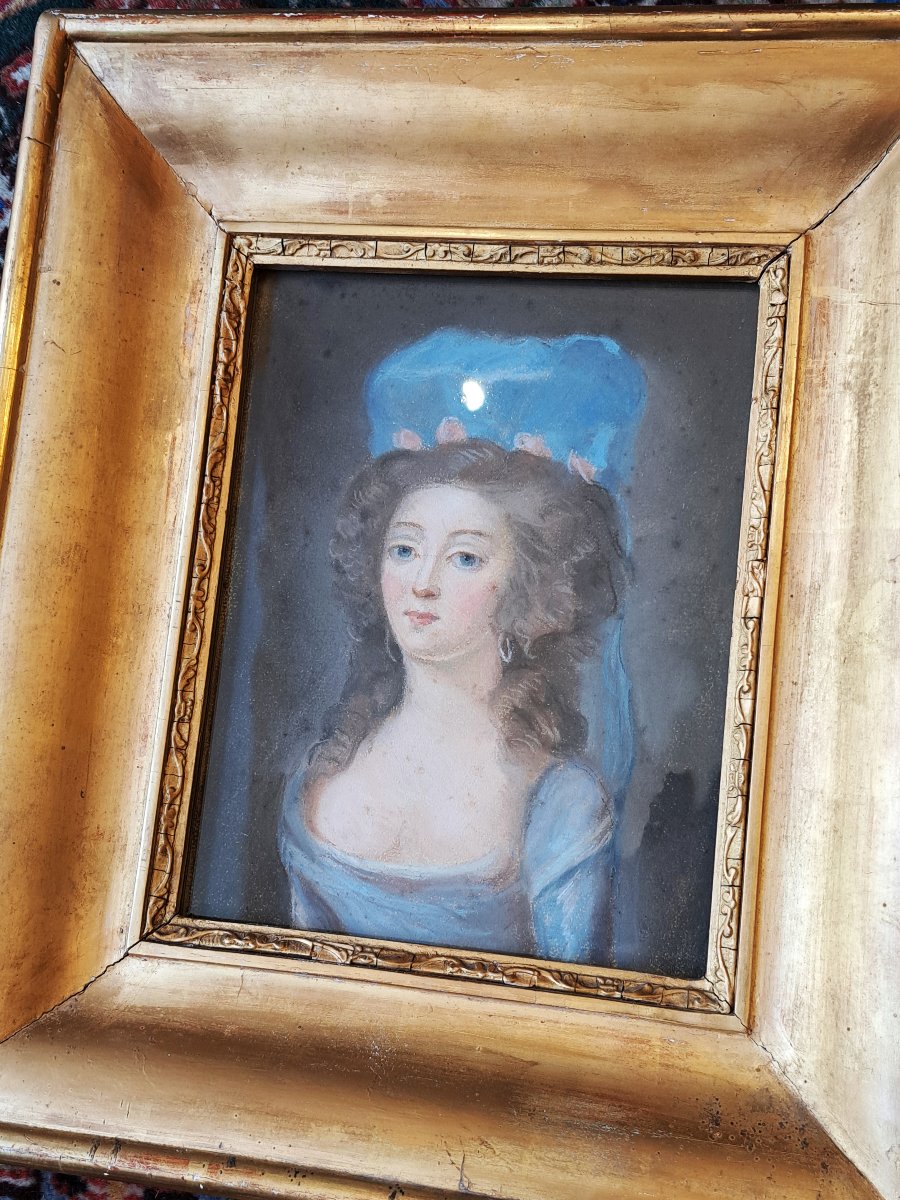 Portrait de jeune femme à la coiffe bleue