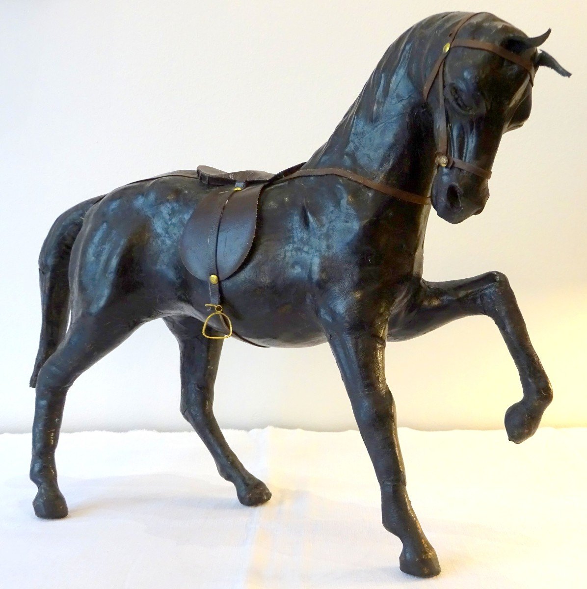 Sculpture de Cheval harnaché gainé de Cuir