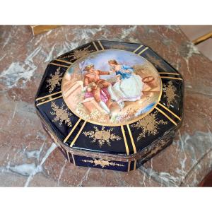 Bonbonnière boîte coffret en porcelaine dans le goût de Sèvres