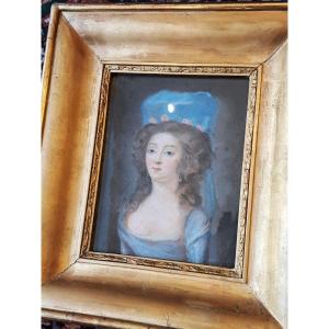 Portrait de jeune femme à la coiffe bleue