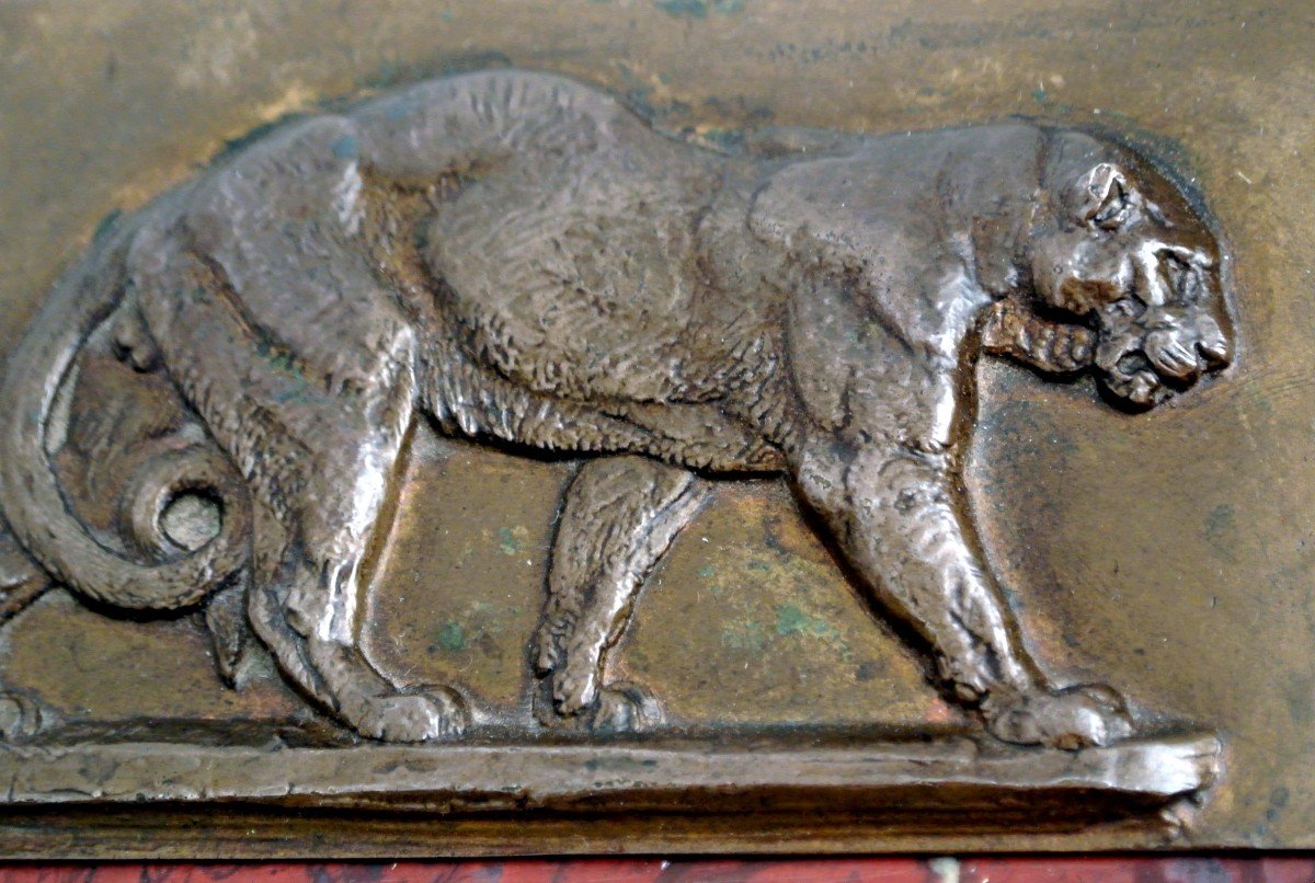 Panthère marchant, bas-relief en bronze.-photo-1