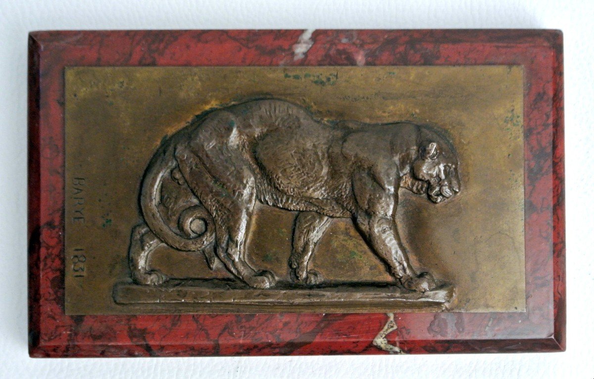 Panthère marchant, bas-relief en bronze.