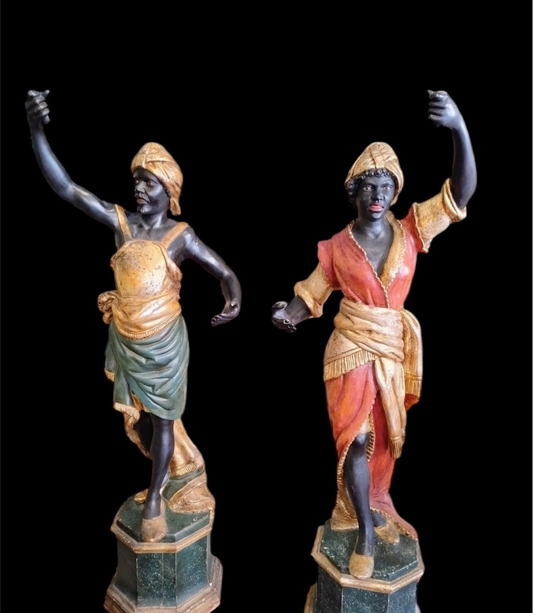 Paire des statues en bois lacque