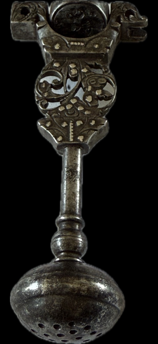 Sceau, Poudrier Et Clé à Secret En Fer Forgé Parsemé De Pointes D’argent Au Blason Du Pélican-photo-2