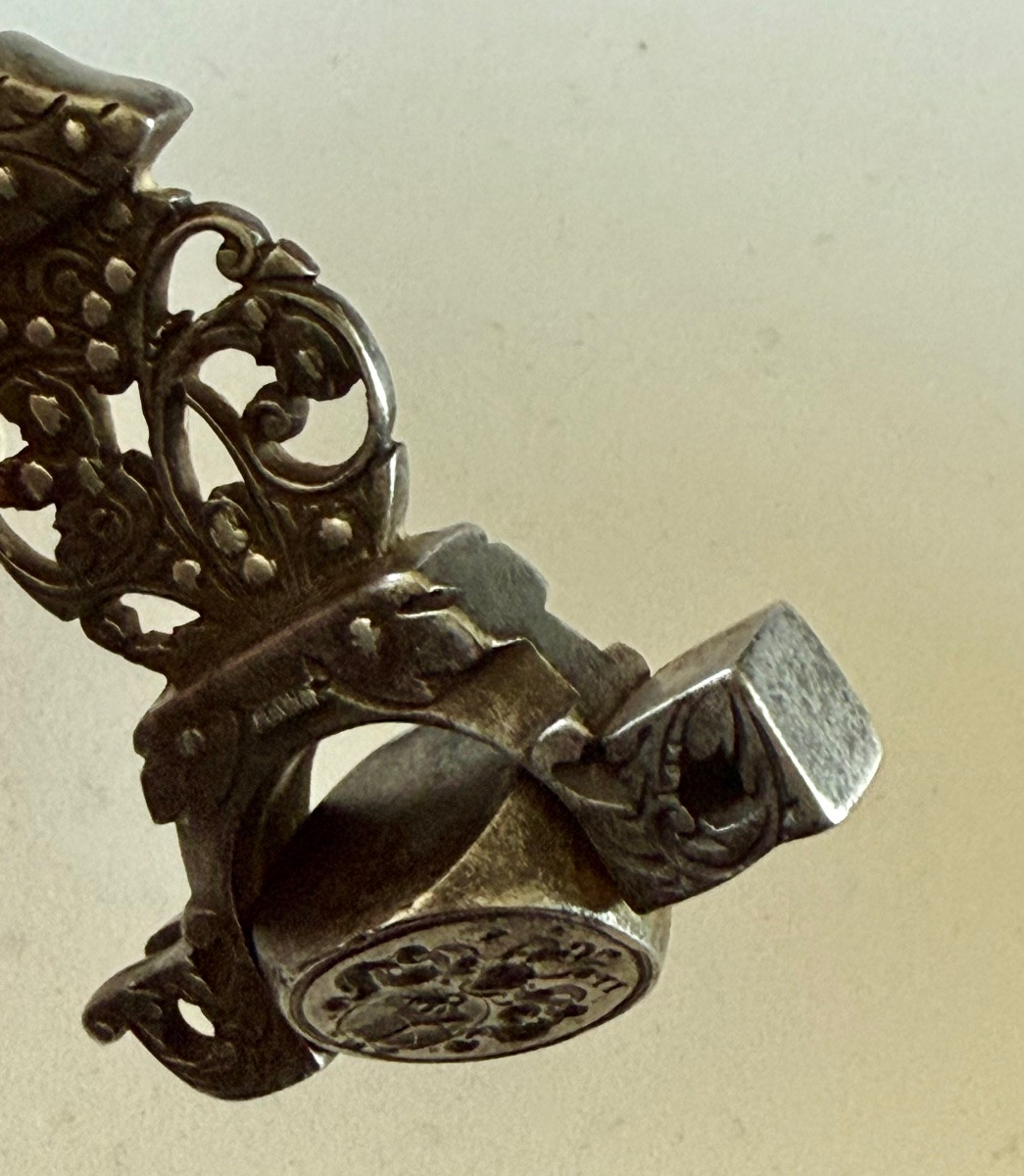 Sceau, Poudrier Et Clé à Secret En Fer Forgé Parsemé De Pointes D’argent Au Blason Du Pélican-photo-4
