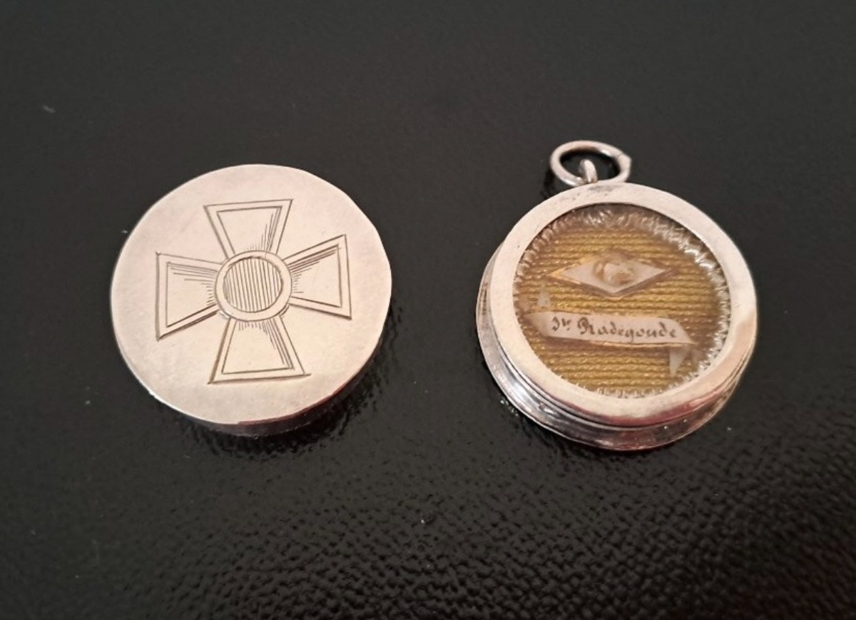 Medallion With A Bone Fragment Of Saint Radegonde-photo-4