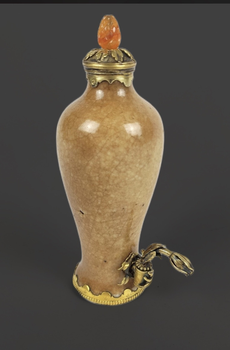 Fontaine à parfum en porcelaine et vermeil, époque Louis XV