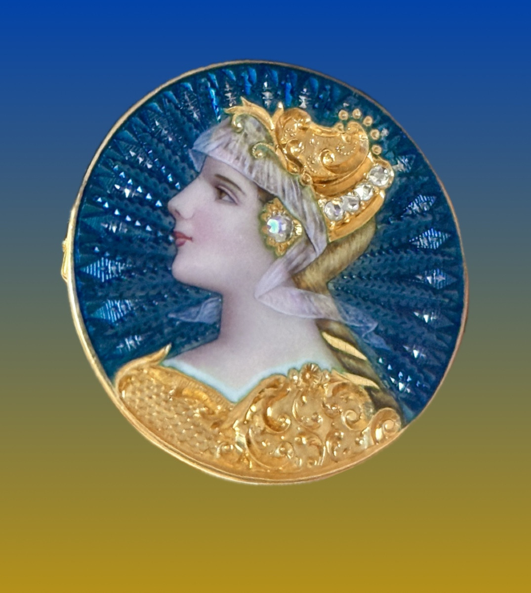 Broche en or émaillé et diamants, représentant Athéna