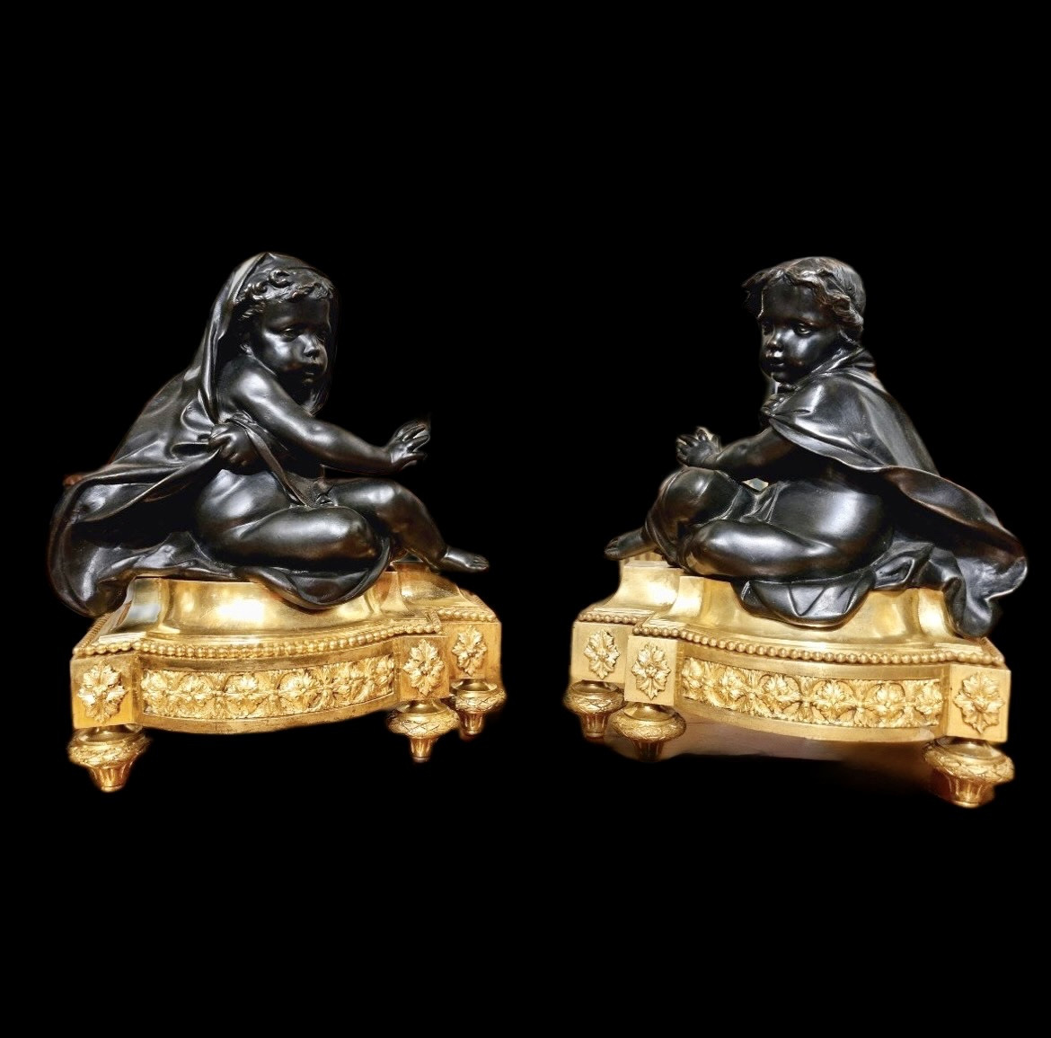 PAIRE DE CHENETS EN BRONZE À DOUBLE PATINE PUTTI FRILEUX, FRANCE, XIXᵉ SIÈCLE, ÉPOQUE NAPOLÉON 