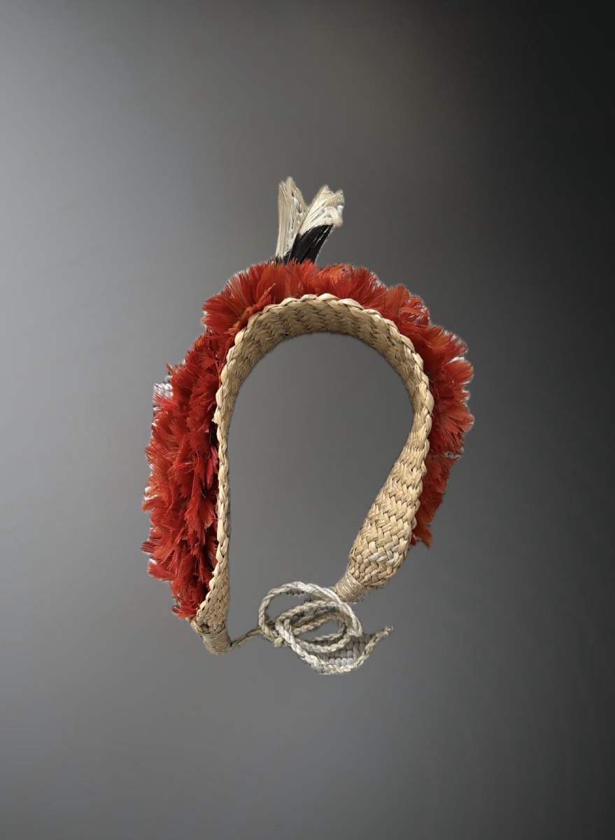 PARURE FRONTALE CÉRÉMONIELLE KAYAPÓ AVEC PHOTOGRAPHIE SIGNÉE JEAN-PIERRE DUTILLEUX