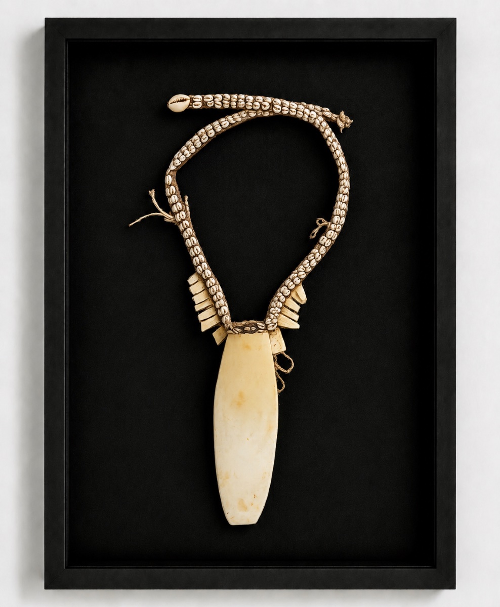 ORNEMENT PECTORAL CÉRÉMONIEL EN NACRE – CULTURE ASMAT – PAPOUASIE OCCIDENTALE