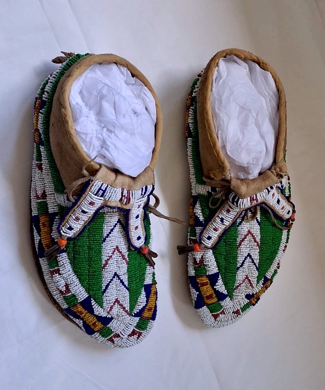 Pair Of Prestigious Beaded Loafers From The Great Plains-photo-2