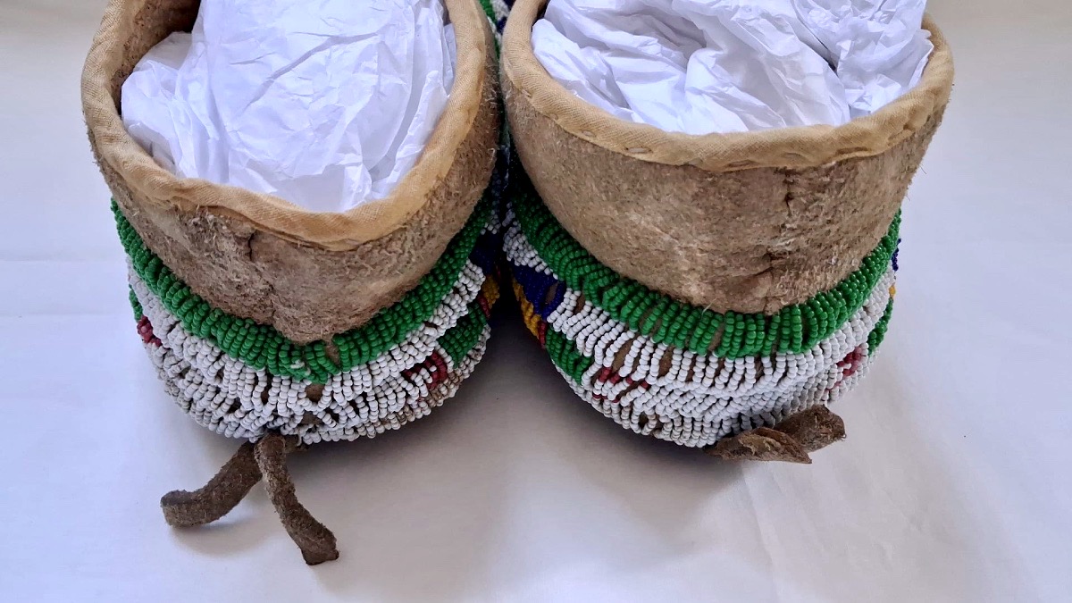 Pair Of Prestigious Beaded Loafers From The Great Plains-photo-3