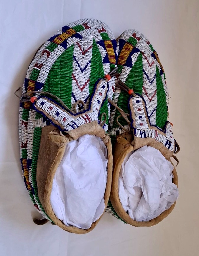 Pair Of Prestigious Beaded Loafers From The Great Plains-photo-4